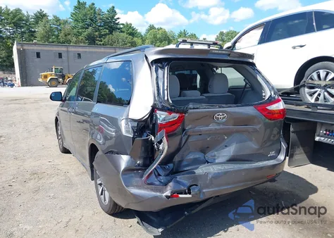 2018 Toyota Sienna Le 7 Passenger z USA, uszkodzony, nr VIN 5TDJZ3DC6JS197285